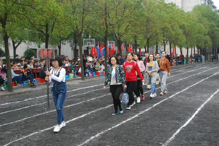 【留存档案】漆河镇中学第45届运动会各班入场-一个博客